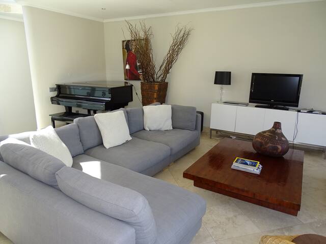 Luxury, Beach Place sleeps 8 gallery image 3