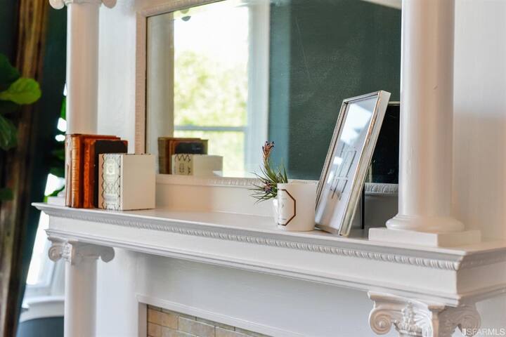 Duboce Triangle Gracious Victorian Flat gallery image 2