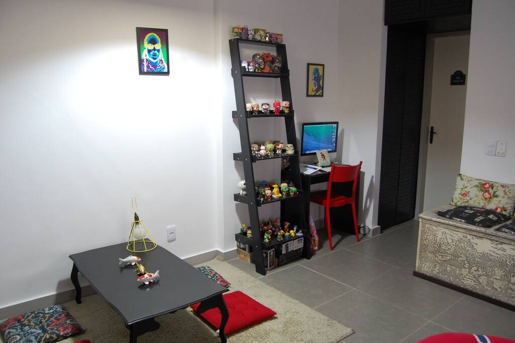 Gorgeous japanese-style table // Linda mesa estilo japonesa.
We love our Funko Pop dolls. Feel free to help us grow our collection!! // Adoramos nossa coleção de Funko Pops. Sinta-se a vontade para adicionar mais bonecos à lista!!