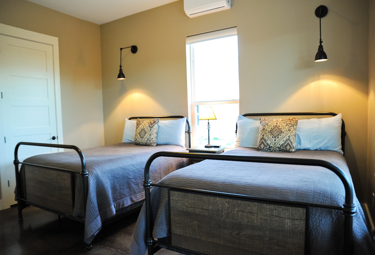 Спална соба за гости со 2 кревета во целосна големина