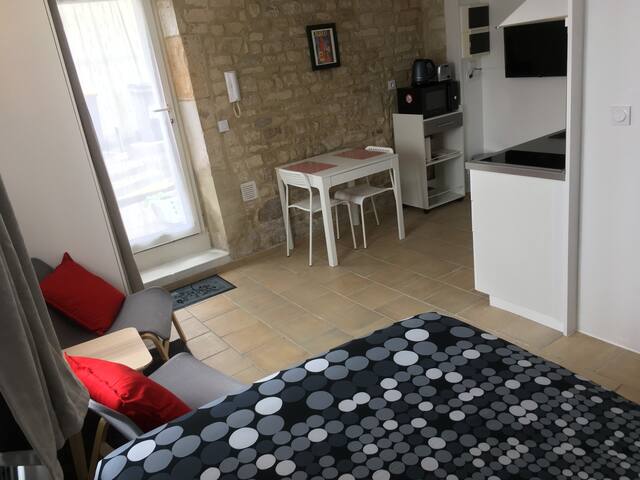 STUDIO AREA VAUCELLES. Near downtown
