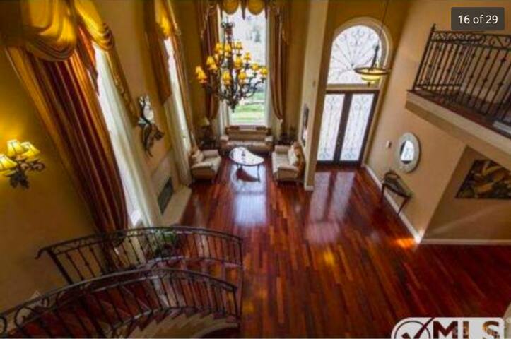 Beautiful spacious home/salt water pool in Encino. gallery image 5