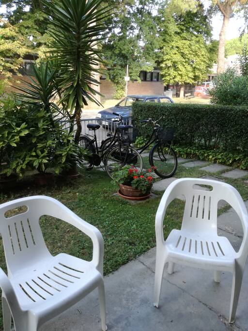 cortile esterno con sedie e tavolo