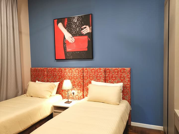 חדר שינה שלישי עם 2 מיטות יחיד