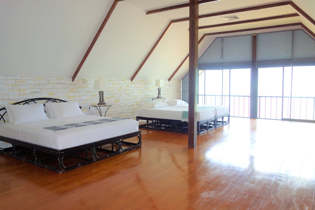 Upper-floor bedroom with sea view