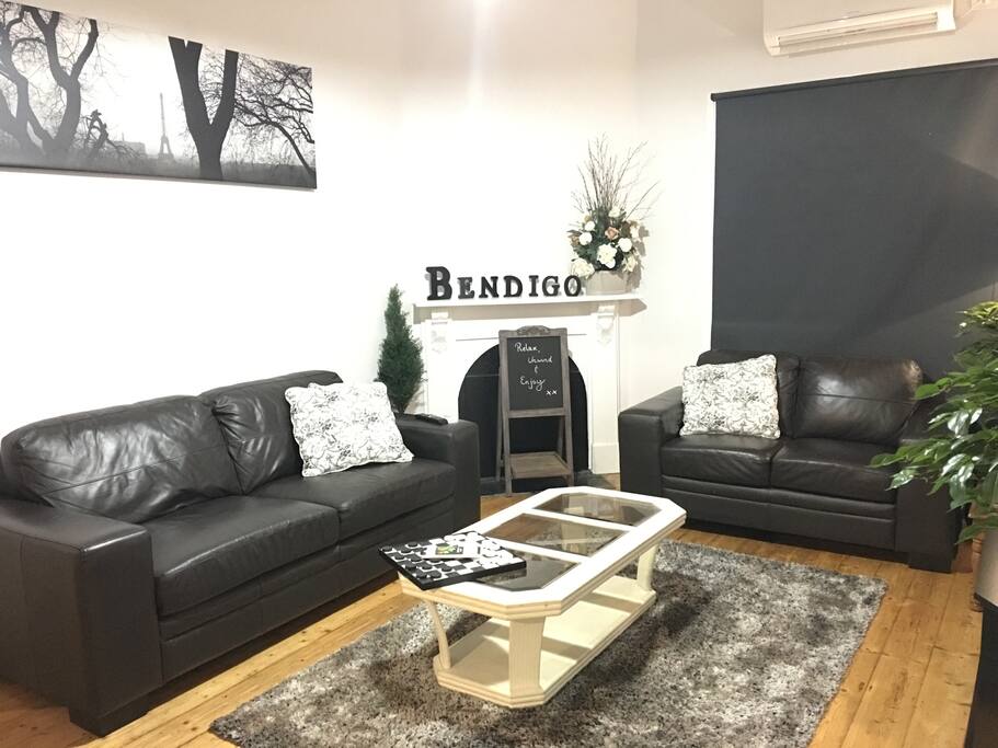 CBD location. 50 inch LCD SMART TV, comfy and modern