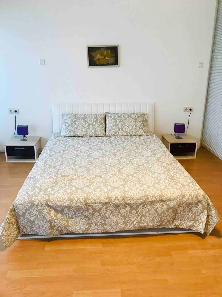Dormitorio con juego de cama completo