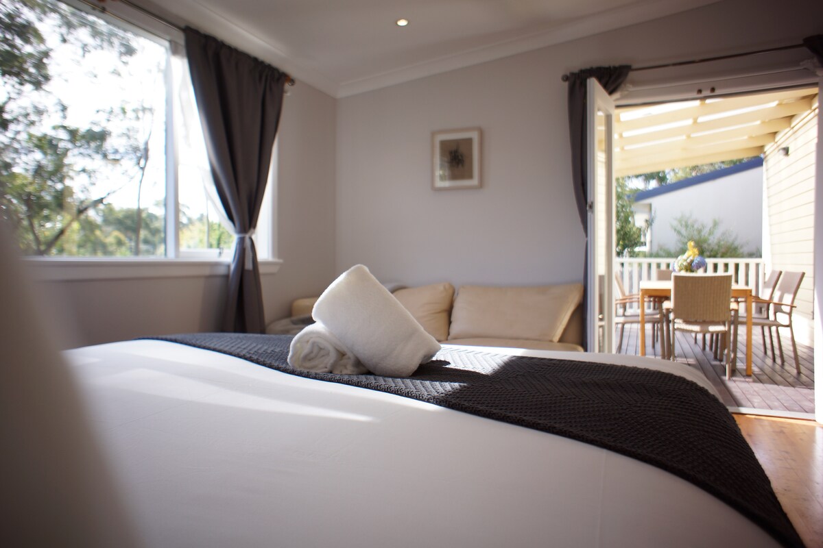 俯瞰灌木丛的主卧
还有一个阳光充足的露台