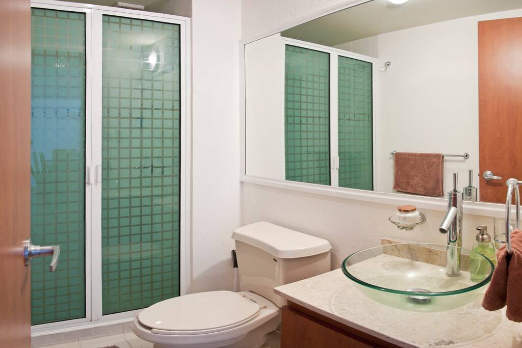 Complete bathroom with bluetooth speaker for you to listen to your music while taking a shower. Includes cotton toilet paper, foaming hand soap, hot water, clean towels.
If you are interested in our vegan shampoo, soap, conditioner and/or organic coconut shaving foam personalized kit, let us know and we can provide it (extra charge)