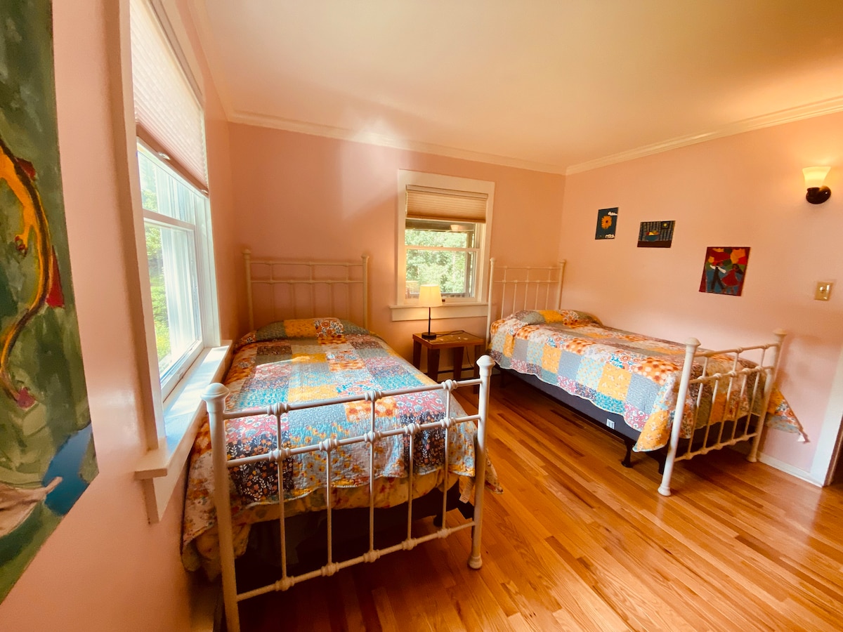 Удобни легла и органични възглавници и завивки за децата също. И заредихме гардероба с играчки!