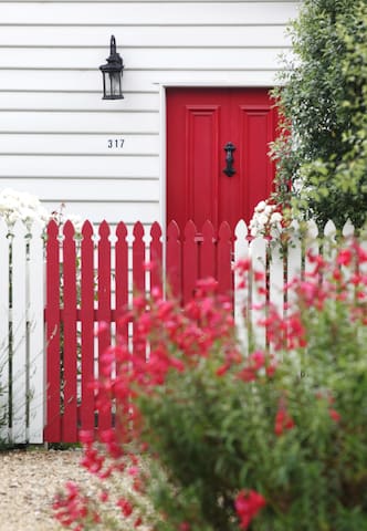 Writer’s Cottage, luxury Hobart gallery image 2