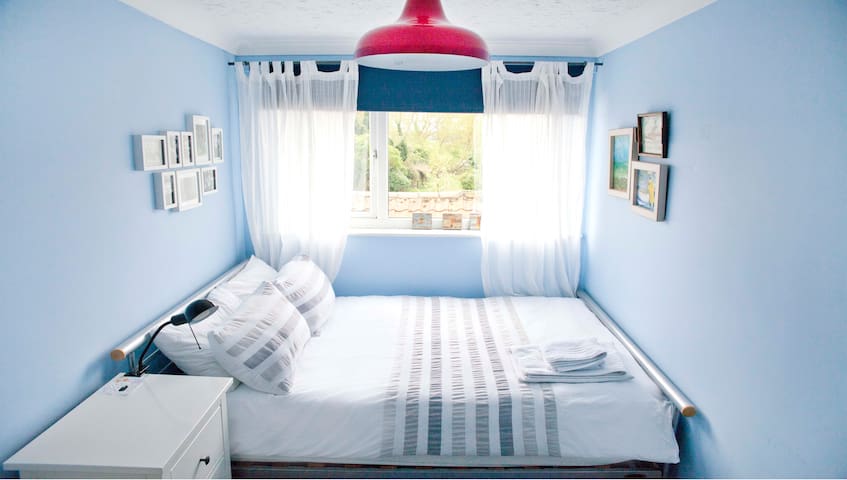 Cosy double in terraced cottage