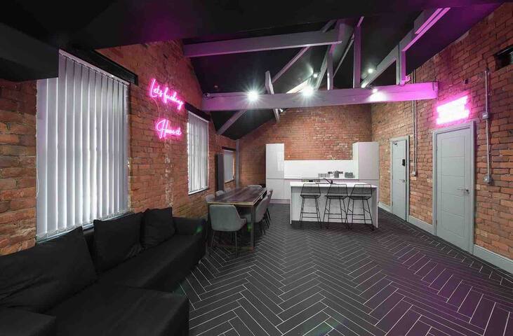 Casa Nomade Penthouse slps 20 people Mcr centre gallery image 5