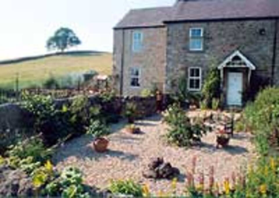 Front view of Strand cottage