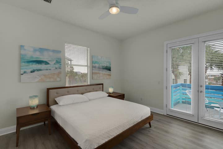 חדר קינג סייז מס '3 עם אמבטיה פרטית ומרפסת פרטית.