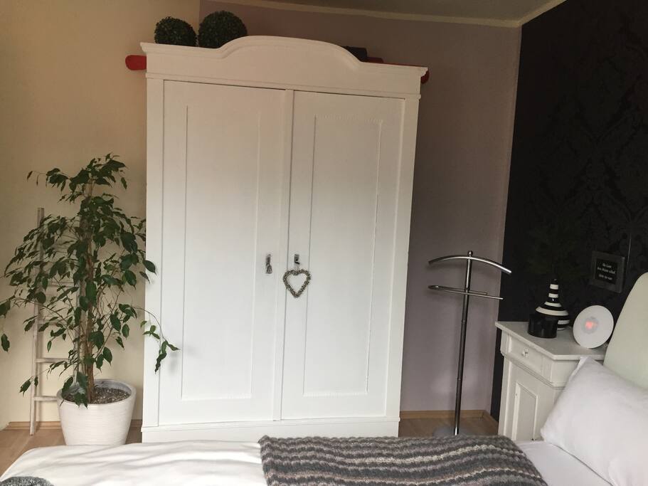 Helles, großes Schlafzimmer.