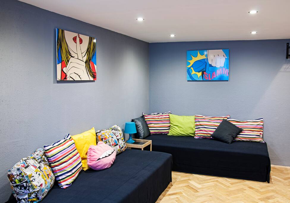 Comfortable relax area under the loft. The single beds can be use for 2 extra guests.