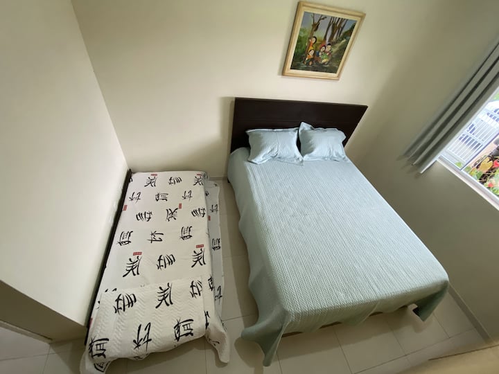 Suite  01: Doppelbett und Zusatzbett mit modularem Kleiderschrank. Split-Klimaanlage.