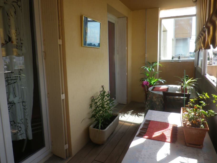 Terrasse donnant sur la chambre et le séjour.