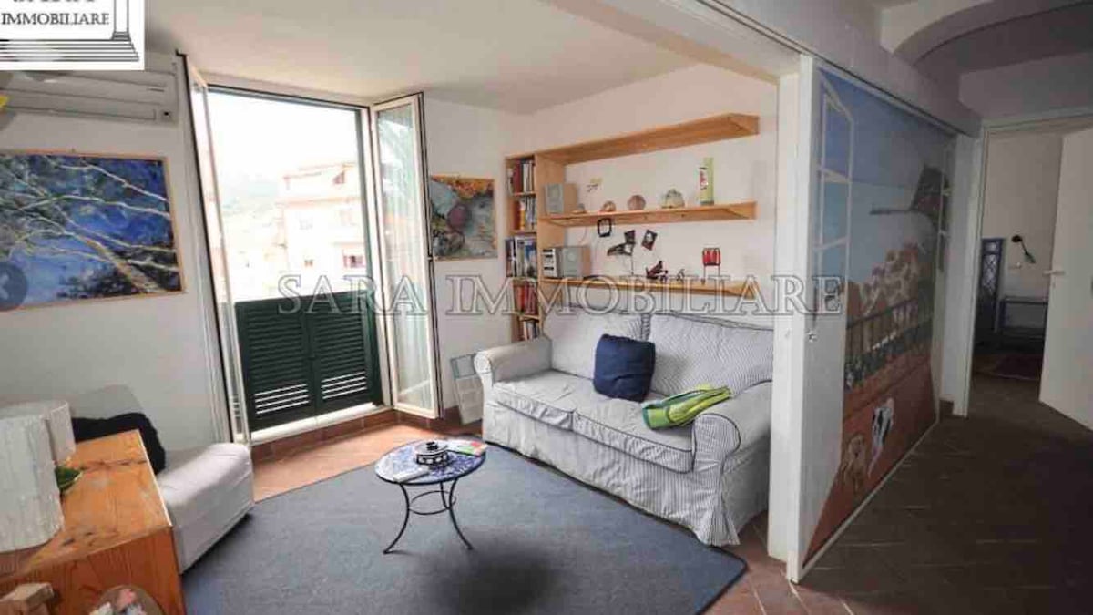 带滑动门的双人沙发床，可关闭房源 