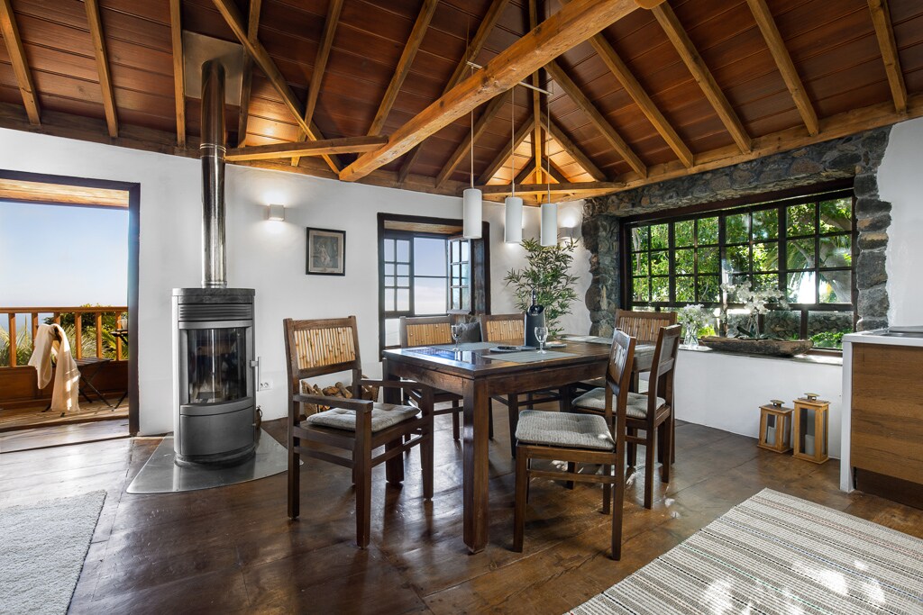 Top Airbnb: Beautiful Finca with pool and seaview en Tijarafe