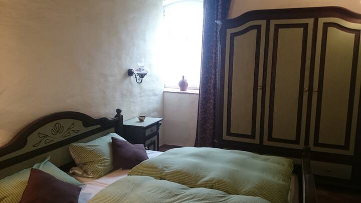 El primer dormitorio con cama doble grande.