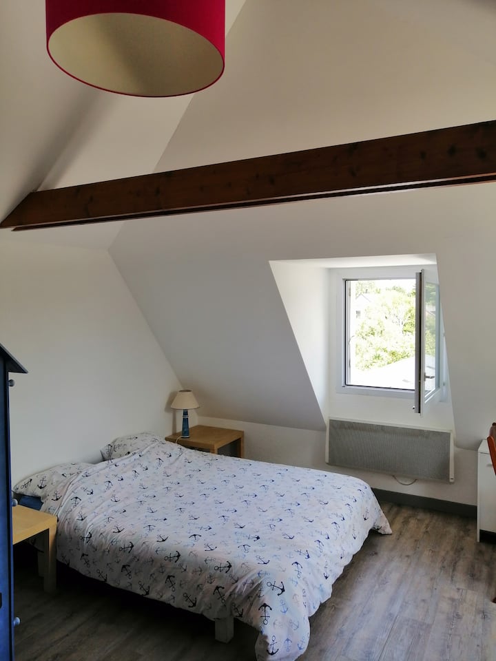 Suite parentale avec douche attenante exposée est et sud sur terrasse du 1er étage, côté jardin