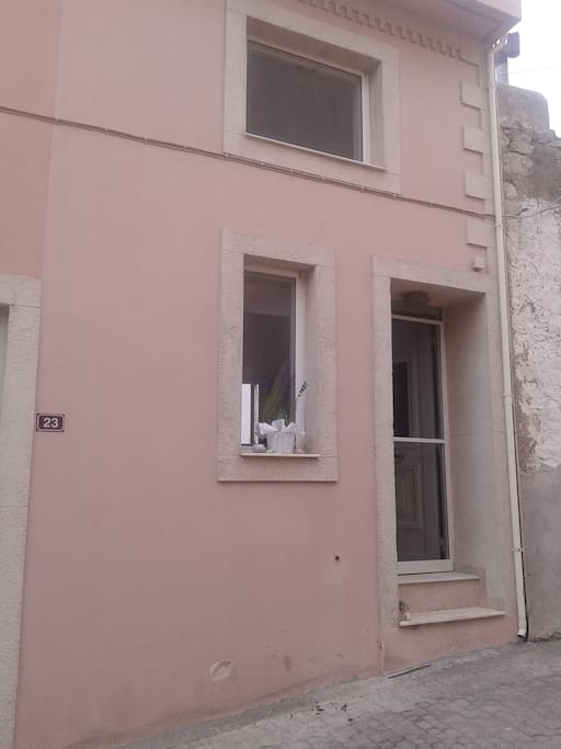 The main entrance of the house is in the 1st floor./ H είσοδος του σπιτιου βρίσκεται στο μεσαίο πάτωμα