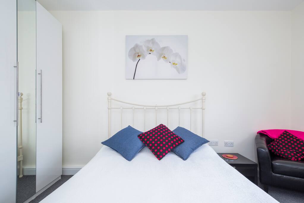 Each large double room has a Lounge & Study built in.