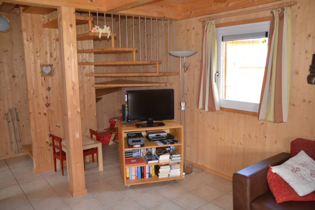 Woonkamer met kinderspeelruimte