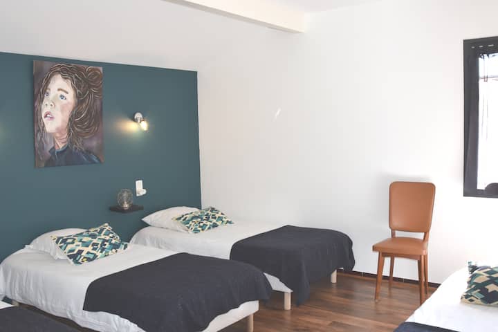 Dhomë e madhe me 4 krevate me pamje nga kopshti 