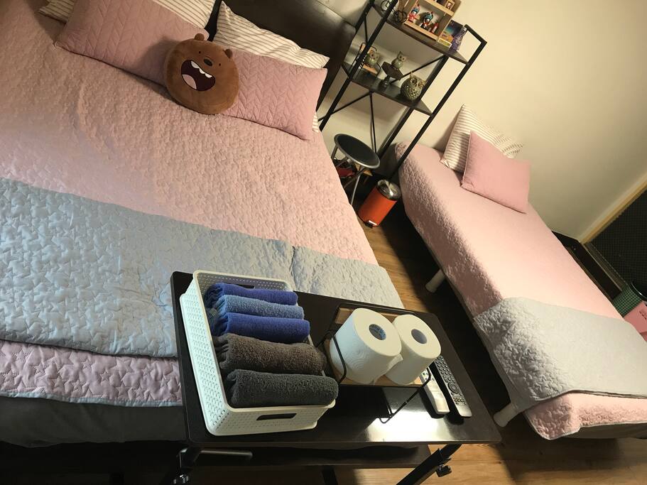 10 min from Hongdae Station by foot, 2 min from Hapjeong Station by foot. Best Location in the Hongdae Area. My Mom & I normally stay here. Queen bed for my Mom . the Super single Bed is for me....^^