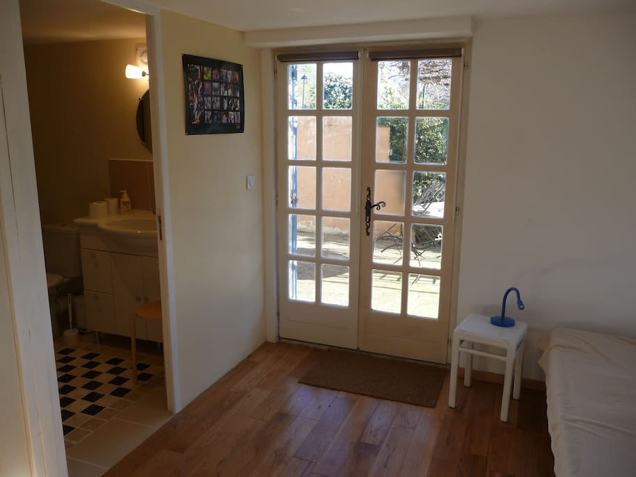 chambre avec porte sur S d'eau et sur terrasse ombragée