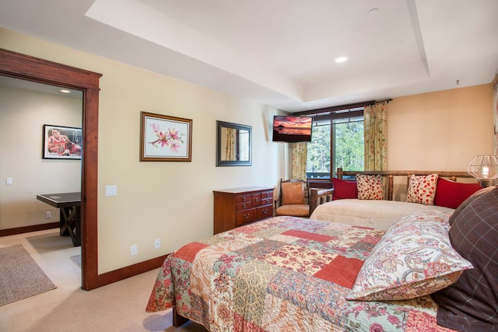 חדר השינה הראשי הכפול והתאום הנוח הזה כולל פריסה נוחה עם טלוויזיה לבידור, מה שהופך אותו למקום מפלט מושלם לרגיעה. ליהנות מהנוחות של סידור שינה רב - תכליתי למשפחה או לאורחים.