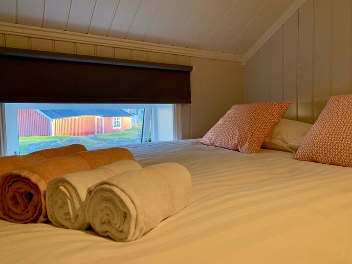 Საძინებელი 2 ტრადიციული მეთევზეების ხის სახლის ხედით