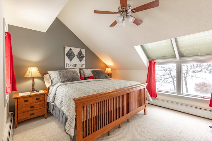 לישון טוב בחדר השינה הראשי המעודכן עם מיטת קינג סייז
