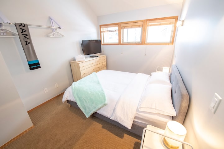 Საძინებელი 2 - ცალკე ხედი გორაკზე, ახალი ლეიბი, მყუდრო საბანი, უამრავი სათავსო და ტელევიზორი. 