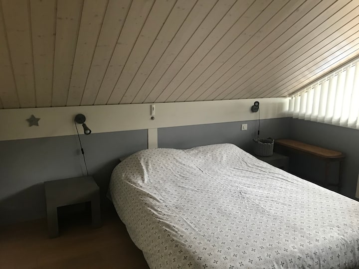 Chumba cha kulala cha watu wazima kilicho na kitanda 160 x 200