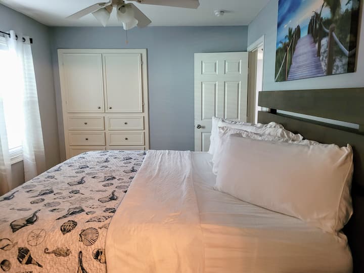 主卧配备豪华加大双人床