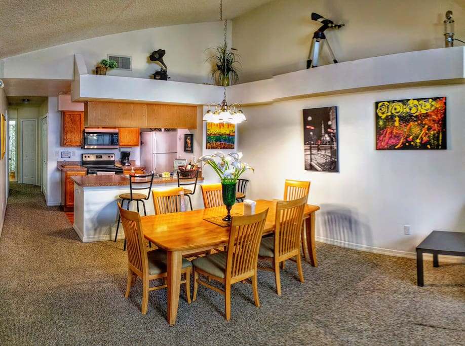 Dining Area- seats 6+