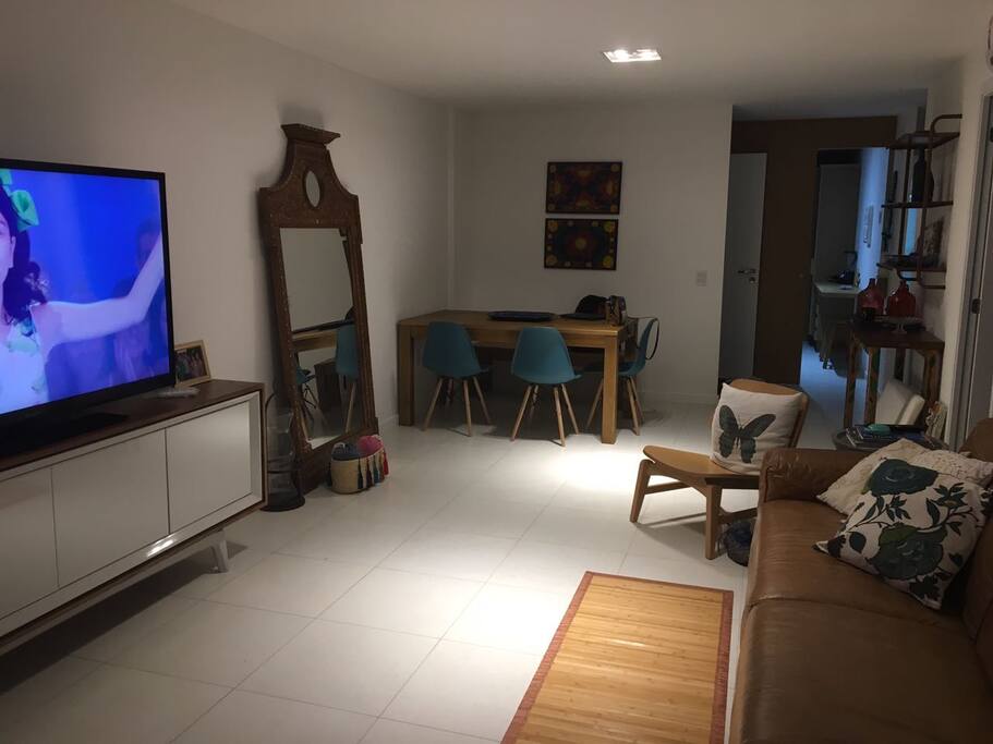 Sala com TV 52" e Sofá de Couro