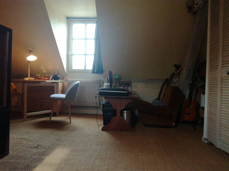 Salon - Vue sur le coin bureau et le coin repas