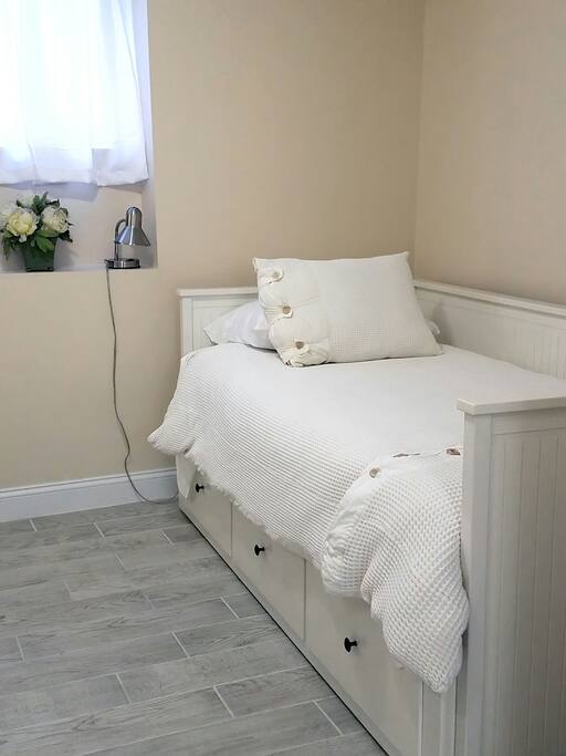 twin trundle bed with pull out drawers
