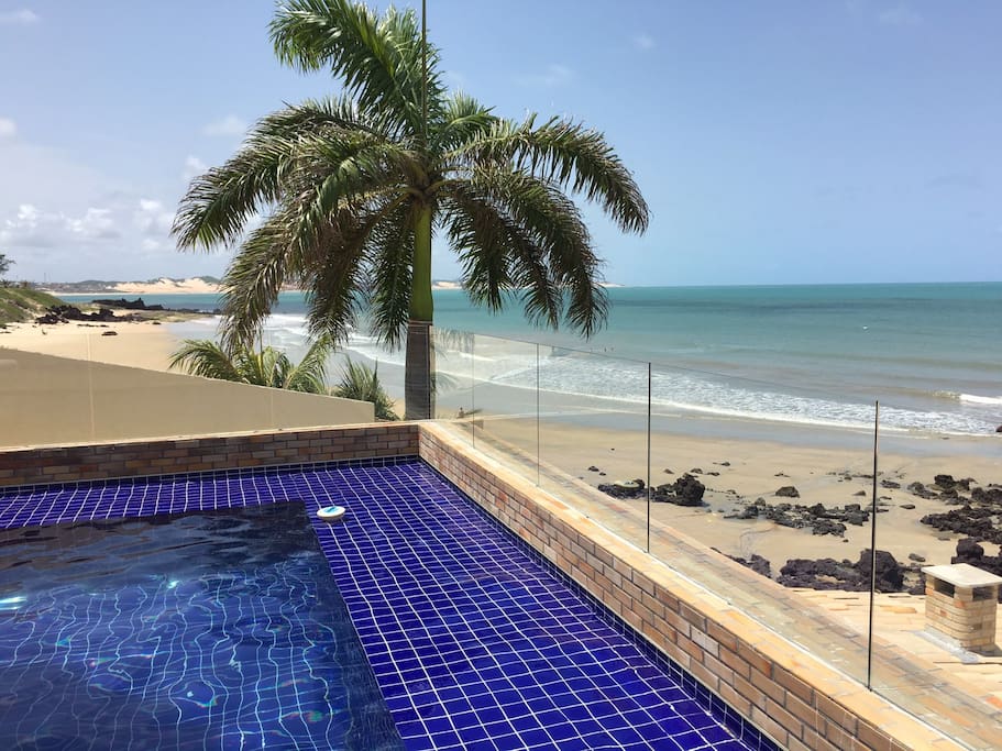 Vista da Piscina e beira mar com a maré seca