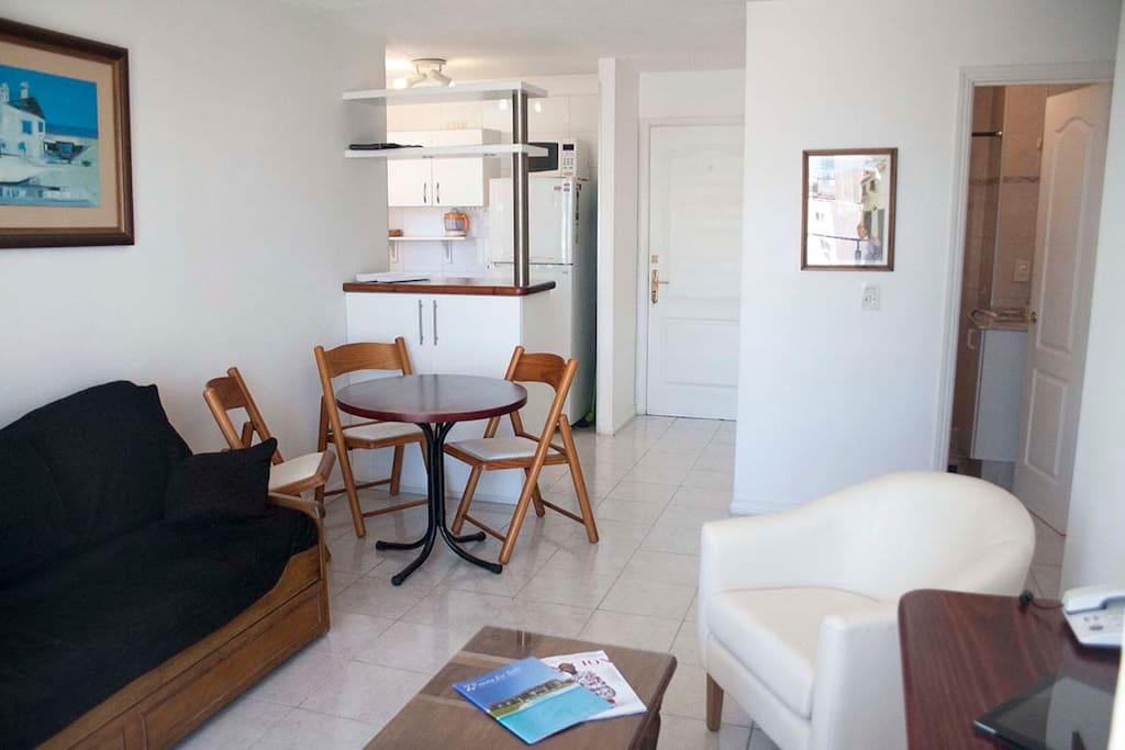 Comodísimo e impecable living luminoso. Con balcón.
Super comfortable, impecable and full of light living room. With a balcony.