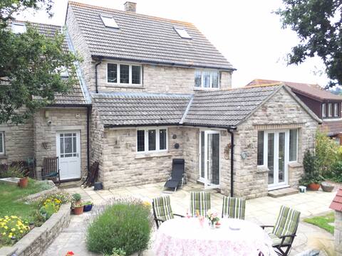 Acorns House close to beach, shops, steam railway