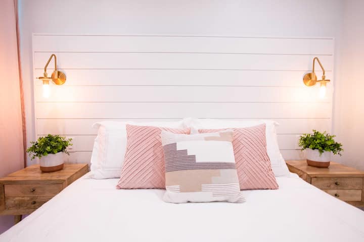 Kitanda cha Malkia na godoro la povu la kumbukumbu ya premium - chumba cha kulala cha bwana