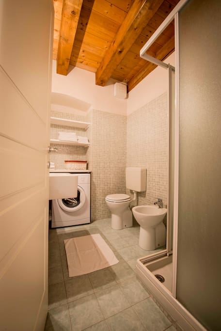 Bagno con lavatrice, WC, bidet, doccia