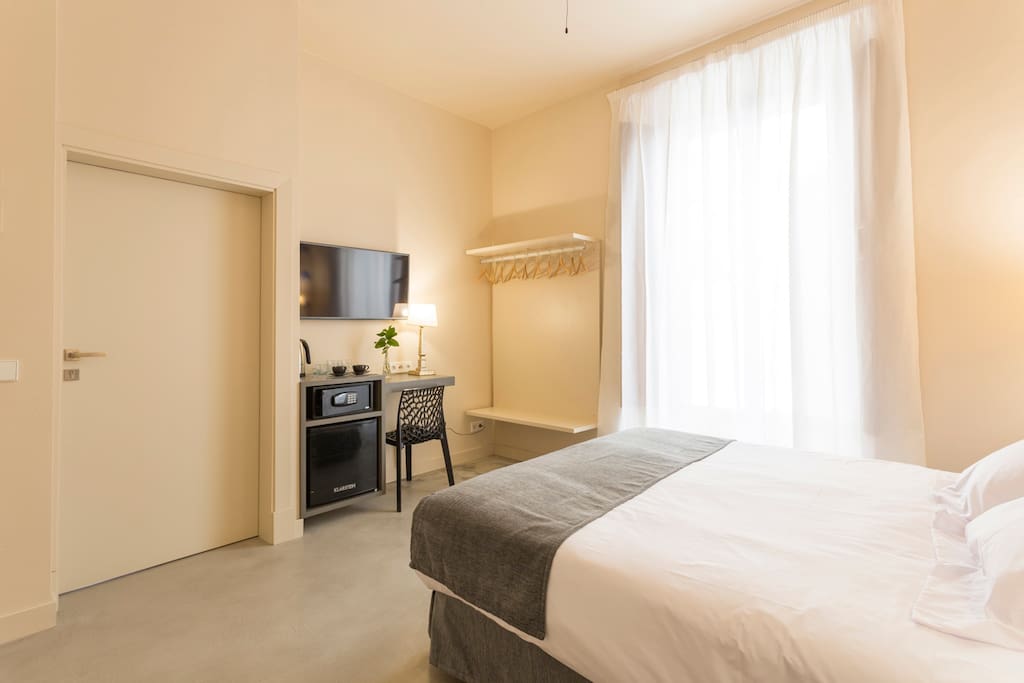 Bedroom equipped with smart TV, safe, kettle, coffee maker and wifi.
