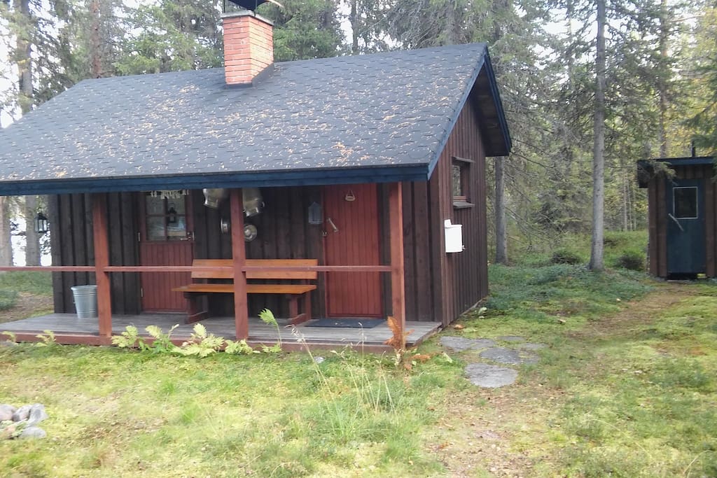 Sauna ja ulkohuussi.
Sauna and outhouse toilet.